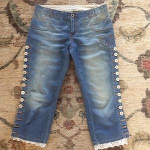 Dg Distressed Capris Wbuttoned And Lace 